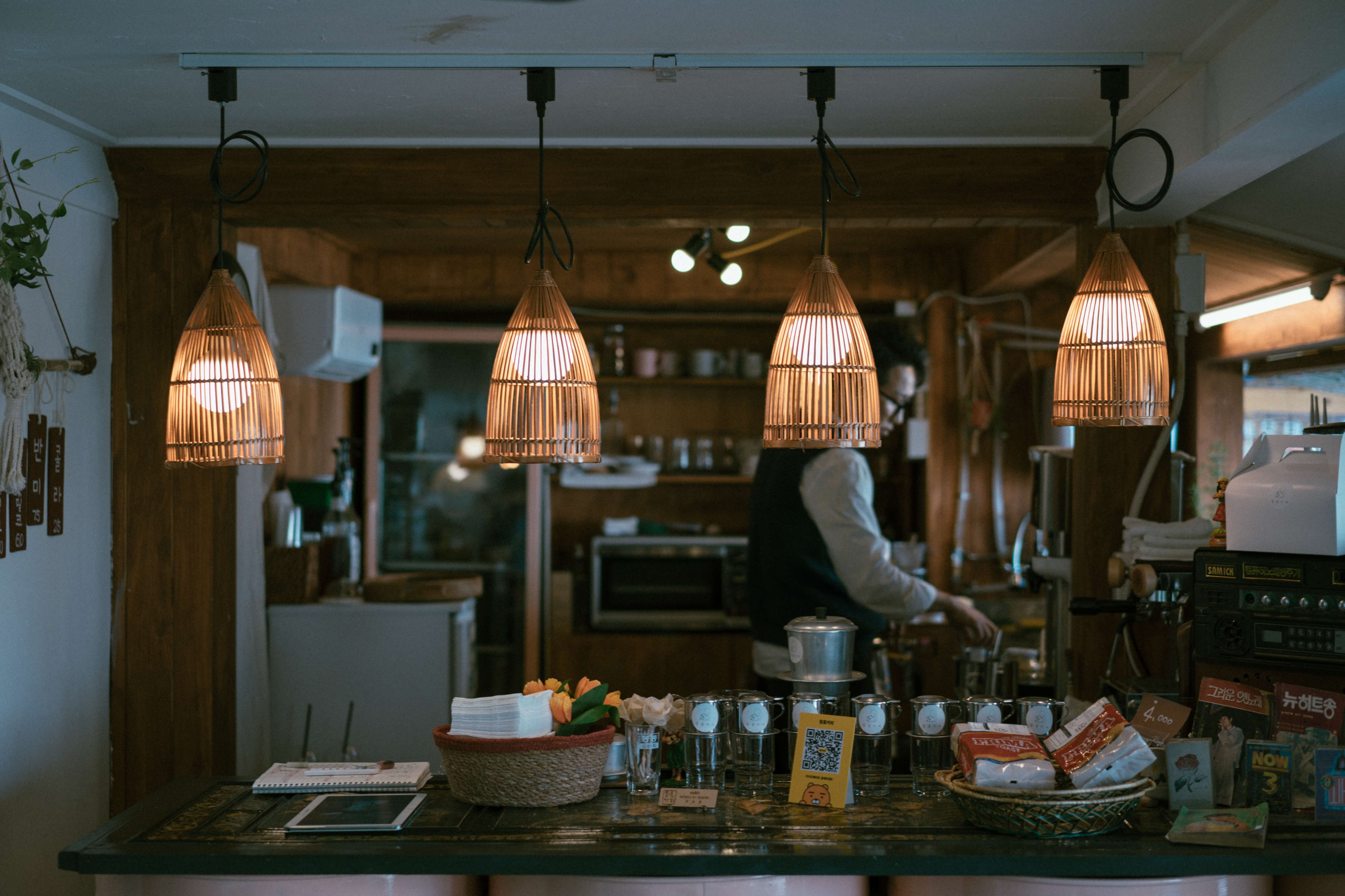 đèn thả giả gỗ được dùng để trang trí quán cafe