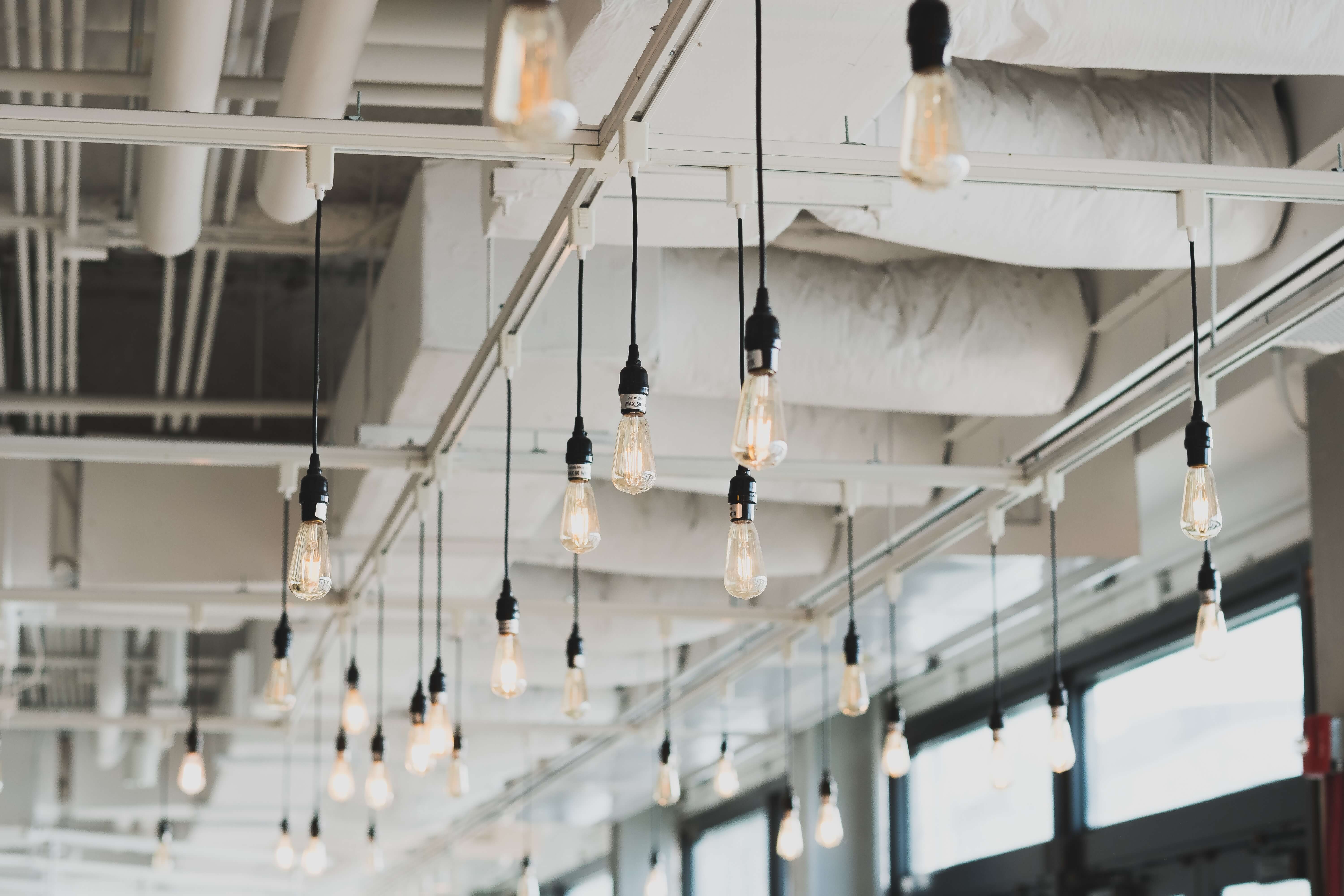 Không gian quán cafe của bạn sẽ thật độc đáo và hấp dẫn khi trang trí bằng những chiếc đèn thả tinh tế. Với hàng nghìn mẫu mã và kiểu dáng đa dạng, chúng mang đến cảm hứng cho việc sáng tạo và tự do thể hiện phong cách của khách hàng. Hãy trang trí quán của mình bằng những chiếc đèn thả đẹp mắt và tạo ra không gian đúng ý bạn.