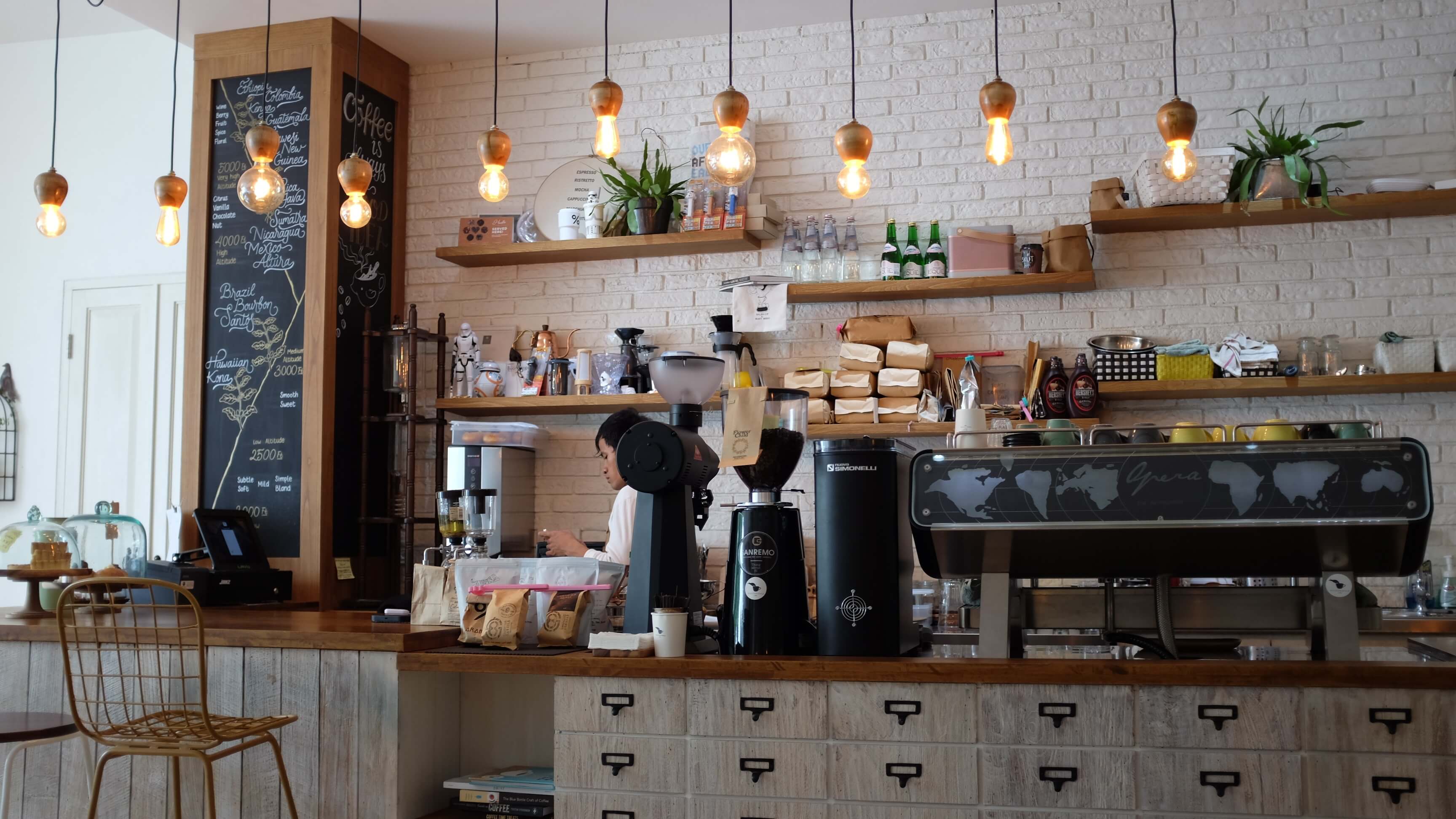 Tận dụng ánh sáng và bộ đèn trang trí quán cafe theo cách độc đáo của mình để tạo ra không gian khác biệt so với những quán cafe khác. Từ thiết kế đơn giản đến phức tạp, bạn có thể tùy chọn để thể hiện phong cách riêng của mình.