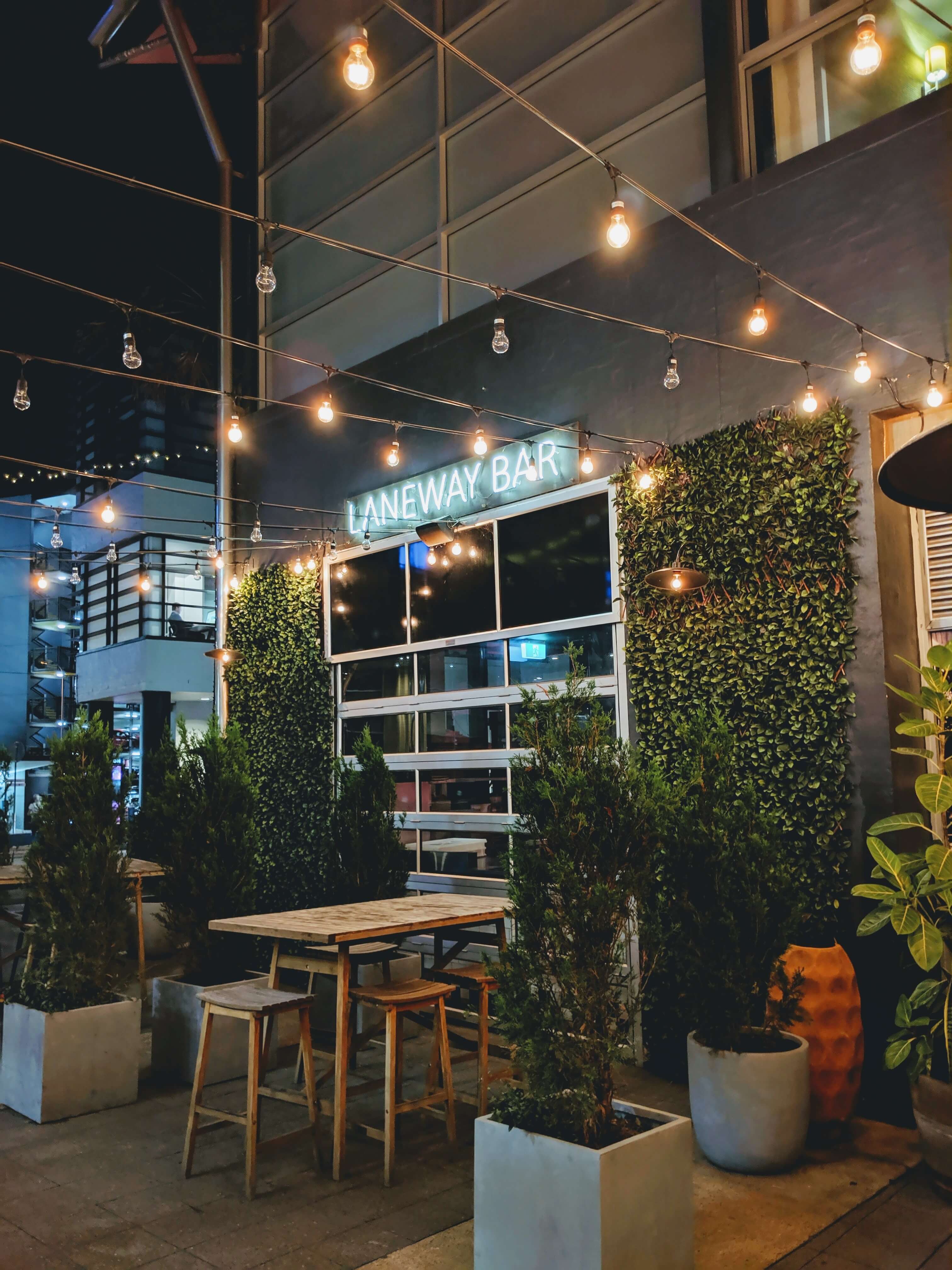 Trang trí quán cafe với đèn thả sẽ tạo nên không gian sang trọng và độc đáo. Đèn thả được bố trí khắp nơi trong quán cafe sẽ giúp tạo ra một không gian ấn tượng, thu hút khách hàng đến thưởng thức cà phê và tận hưởng không gian đẹp.