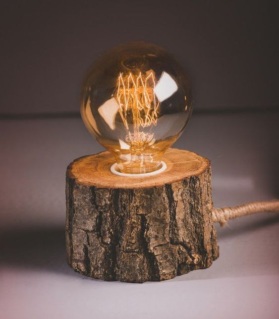 làm đèn ngủ bằng gỗ để bàn với khúc gỗ nguyên vỏ cây